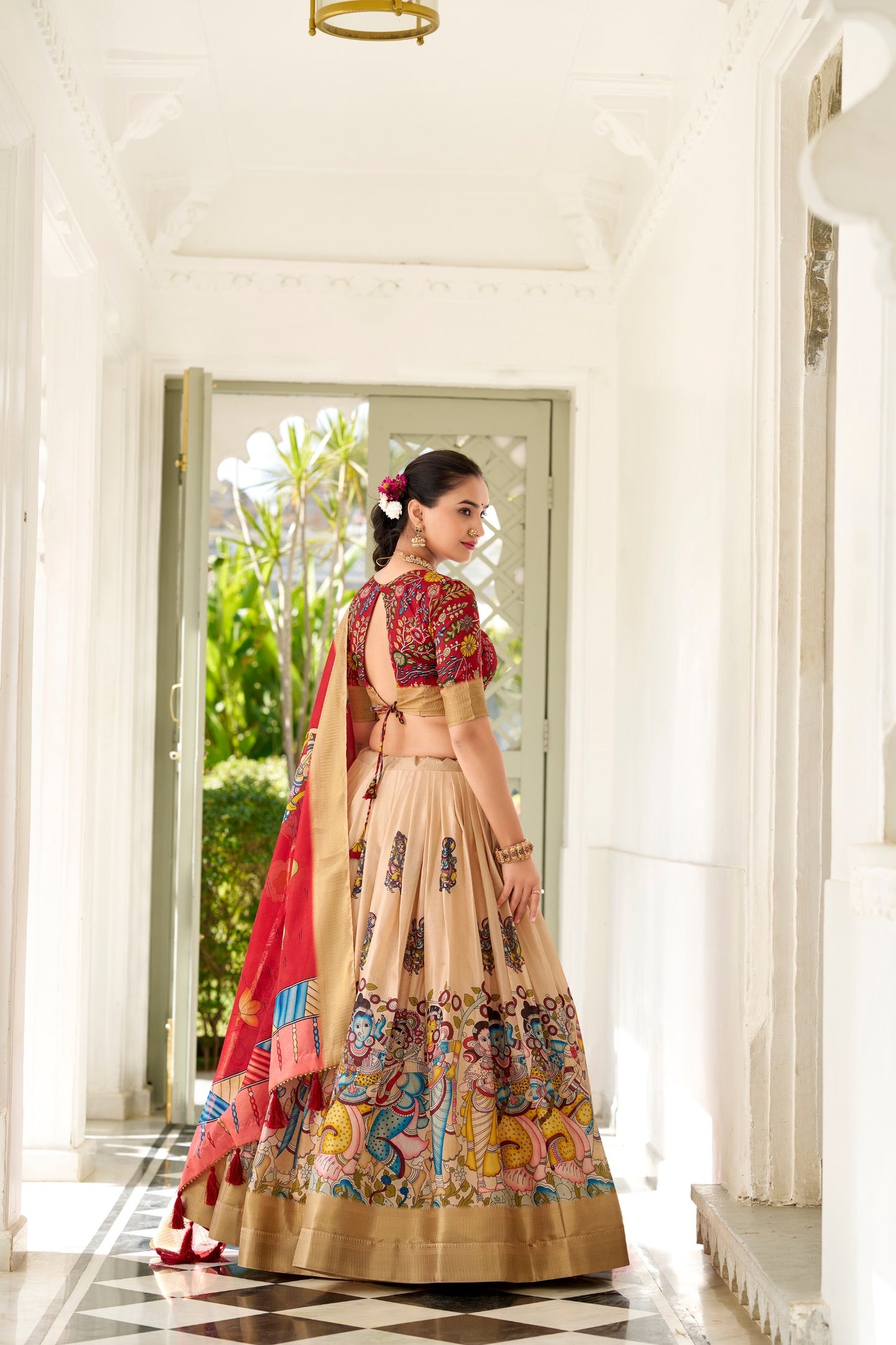 ✨ Adorned in the elegance of Dola Silk and the intricate charm of Kalamkari prints, this lehenga choli whispers tales of tradition and beauty. 💐