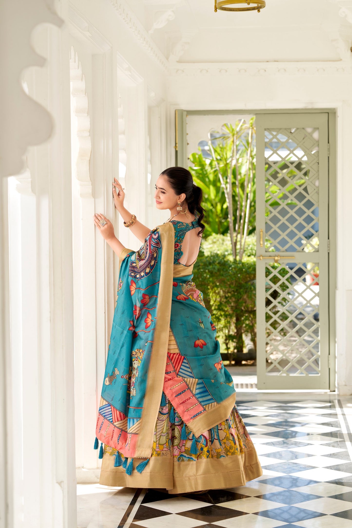 ✨ Adorned in the elegance of Dola Silk and the intricate charm of Kalamkari prints, this lehenga choli whispers tales of tradition and beauty. 💐